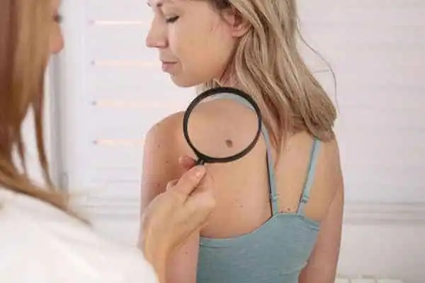 A side-by-side infographic comparing CryoPen cryotherapy with electrosurgery, highlighting differences in invasiveness, pain, and recovery Marylebone
